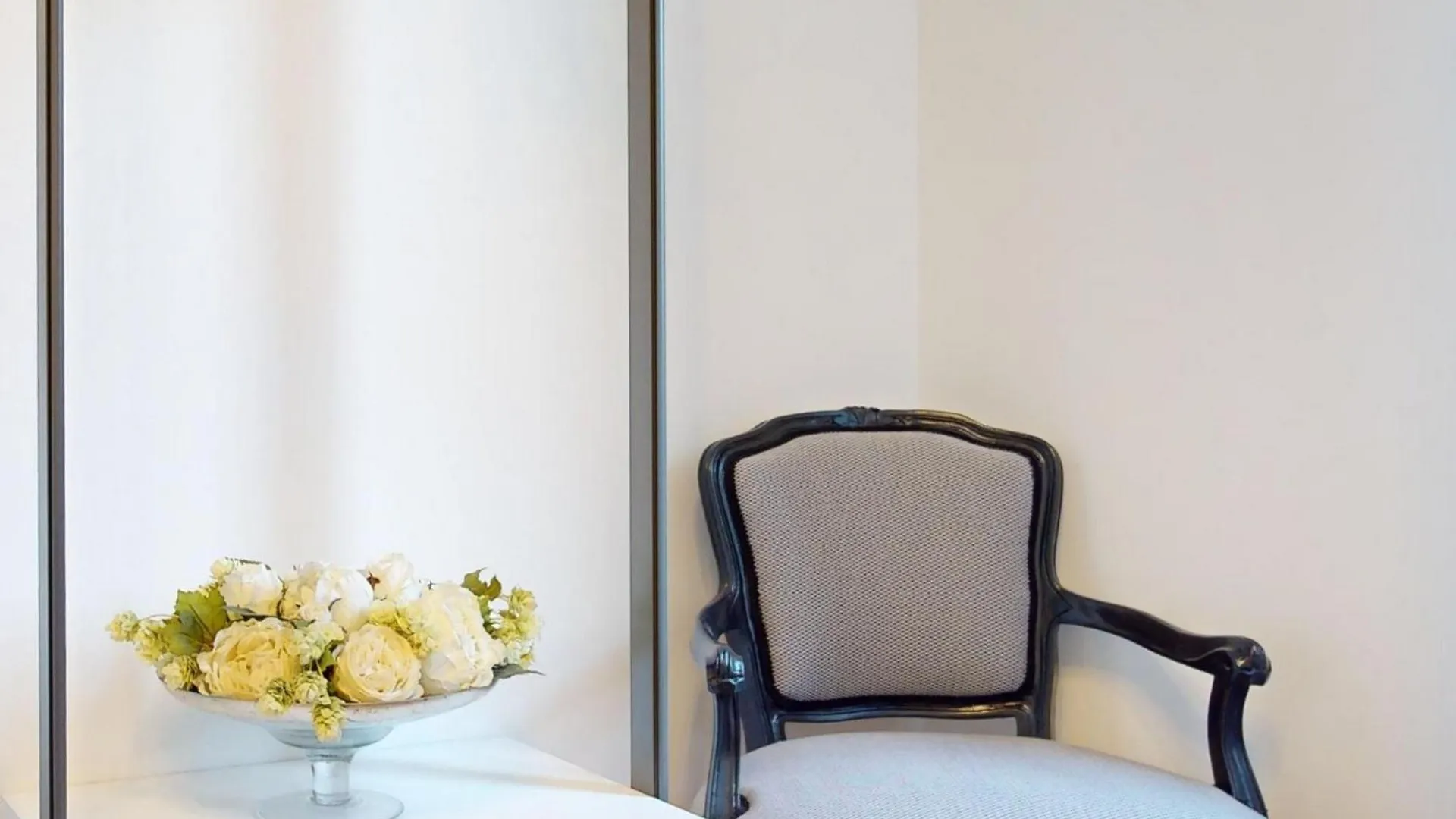 Central Rail Apartment By Florence Sweet Homes